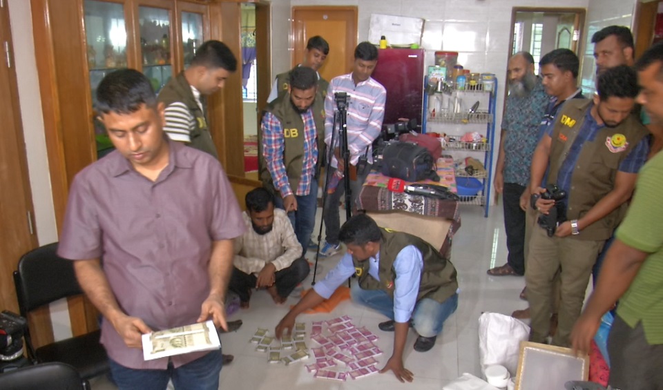 ভারতীয় জাল রুপি তৈরির সময় ৩ জনকে হাতেনাতে গ্রেফতার