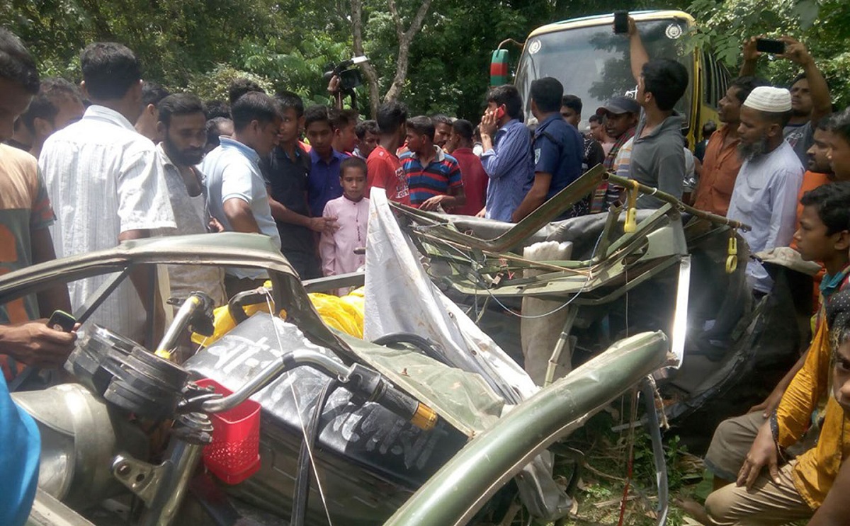 বাসের ধাক্কায় অটোরিক্সার ৩ আরোহী নিহত