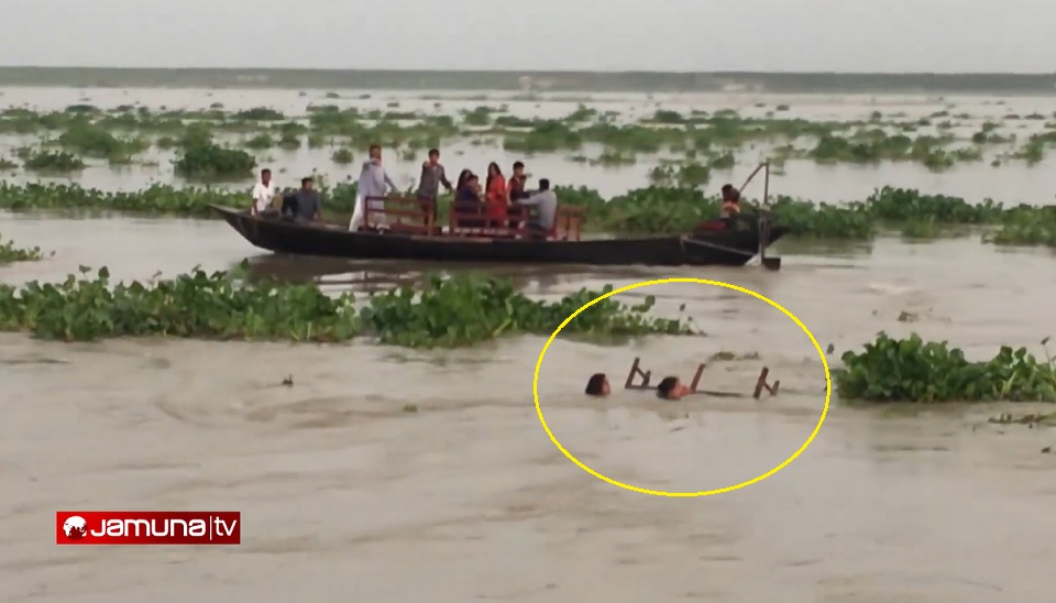 একটি কাঠের বেঞ্চ বাঁচিয়ে দিল পদ্মায় ডুবতে থাকা দুই নারীকে