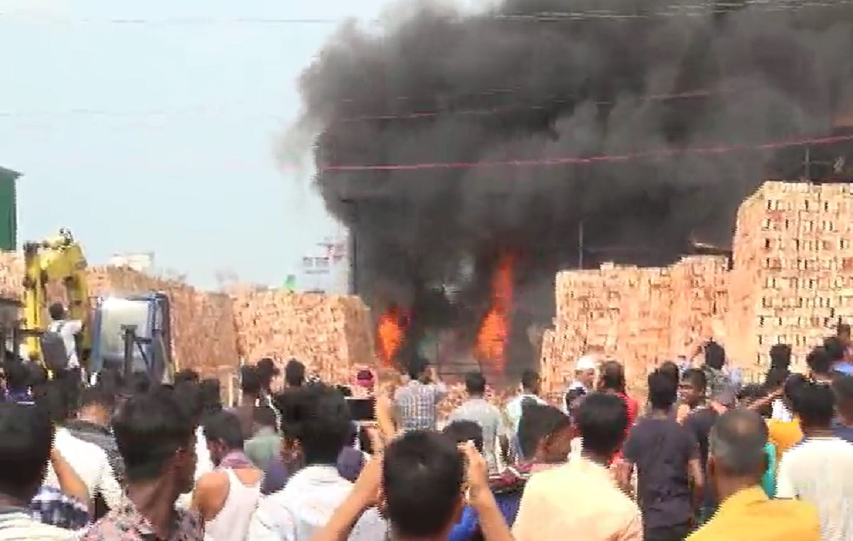 সাভারে পোড়া মবিল প্রক্রিয়াজাতকরন কারখানায় ভয়াবহ আগুন