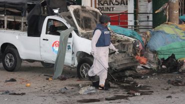 পাকিস্তানে বোমা হামলায় পুলিশসহ নিহত ৫