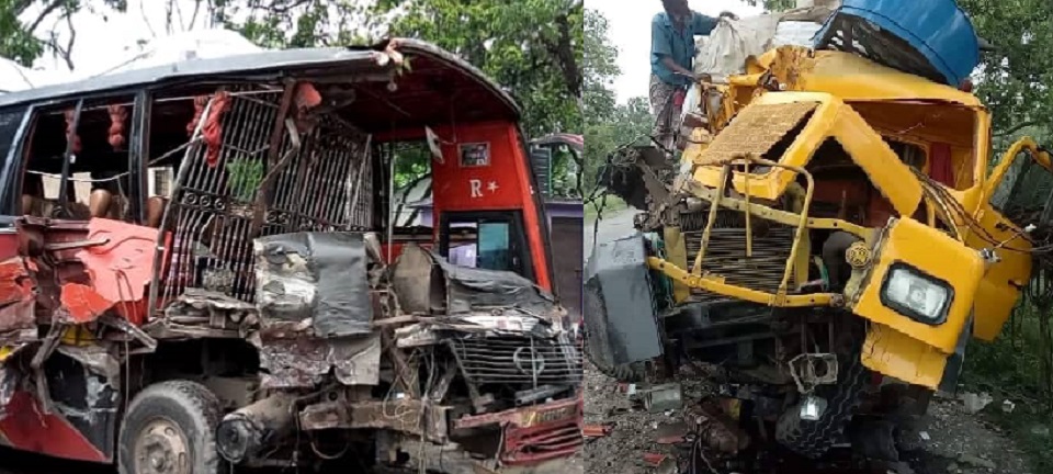 বাস-ট্রাক মুখোমুখি সংঘর্ষে ট্রাকের চালক নিহত