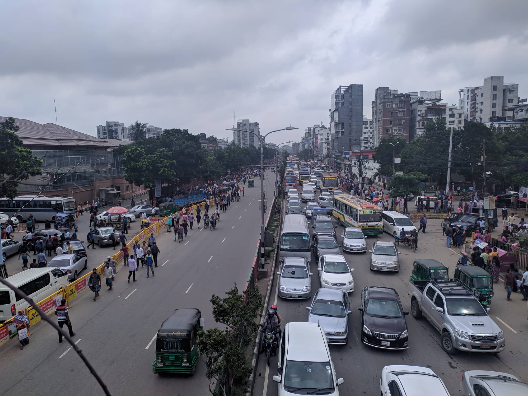 রিকশা শ্রমিকদের অবরোধে স্থবির যানবাহন, অফিসগামীদের দুর্ভোগ