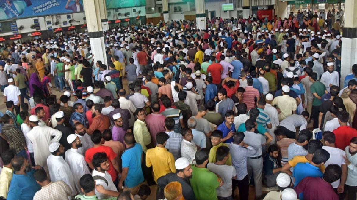 দ্বিতীয় দিনে কমলাপুরে উপচেপড়া ভিড়