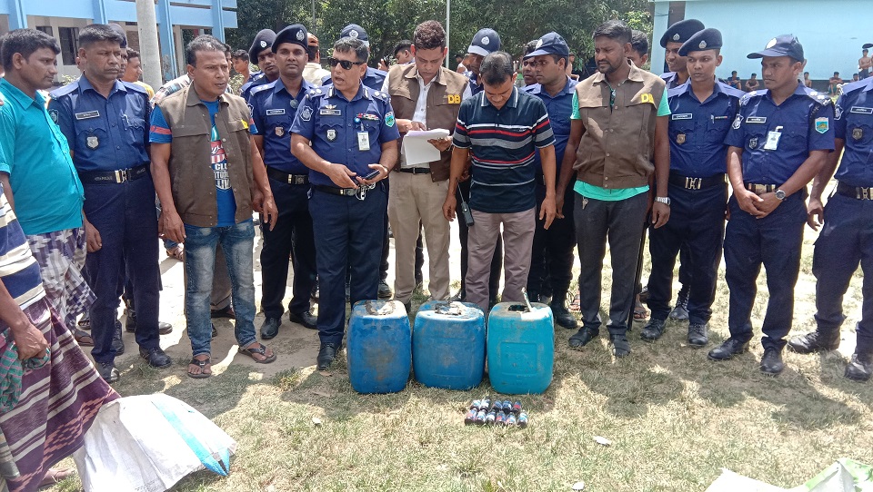 নওগাঁয় ফেন্সিডিলসহ আটক ৩