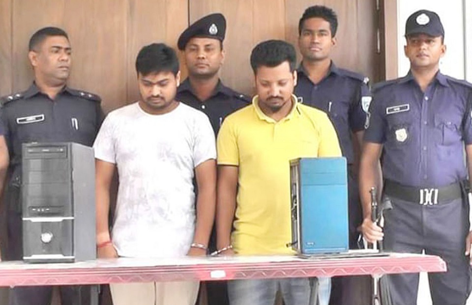 পর্ন ভিডিও সংরক্ষণ ও বিক্রির দায়ে গ্রেফতার ২