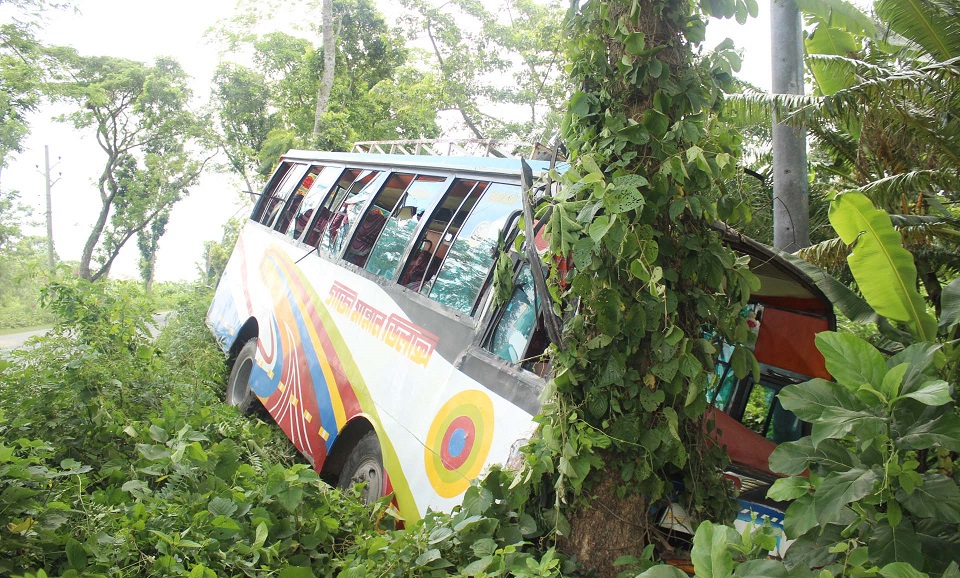 এক বাসের ধাক্কায় আরেক বাস রাস্তার পাশে, আহত ২০