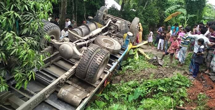 গাড়ি উল্টে খাদে, প্রাণ গেল শ্রমিকের