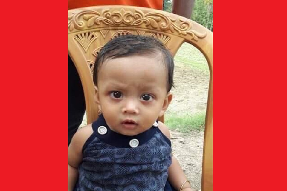 মায়ের কোল থেকে ছিটকে পড়ে শিশুর মৃত্যু