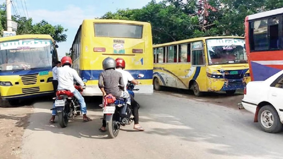 সড়কের দু’পাশে বাস পার্কিং: মেরাদিয়ায় লেগেই থাকে যানজট