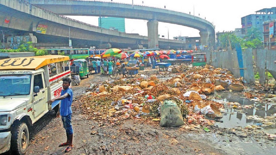যাত্রাবাড়ী মোড়: সড়কের ওপর লেগুনা স্ট্যান্ড
