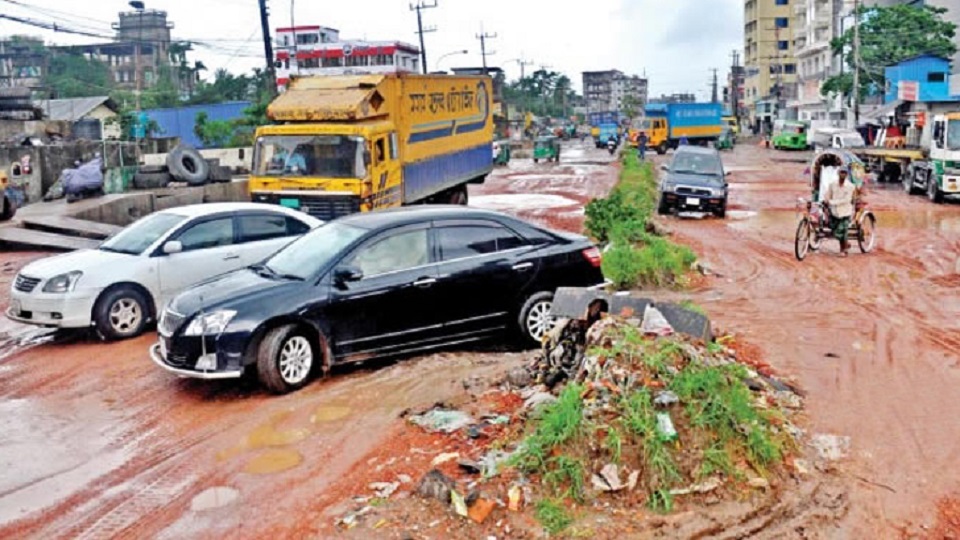 চট্টগ্রামে টানা বৃষ্টি ও জলাবদ্ধতা: অর্ধেক সড়কই বেহাল
