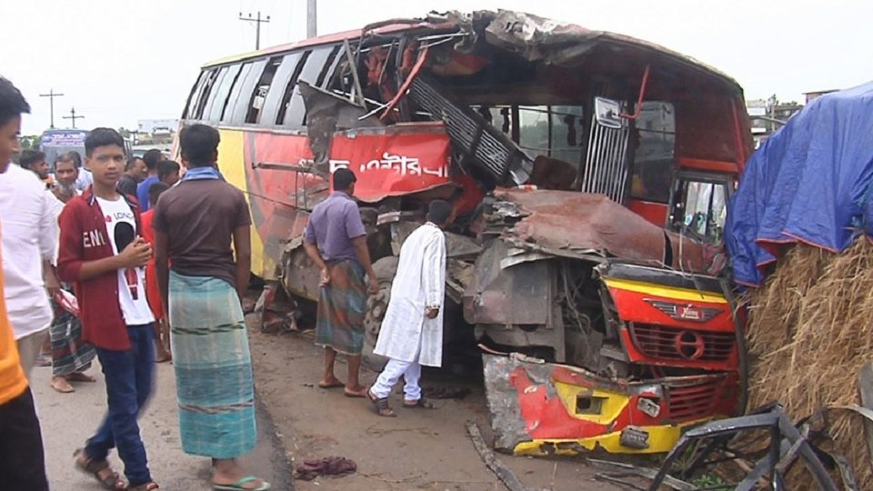 বগুড়ায় দুই বাসের সংঘর্ষে স্বামী-স্ত্রী নিহত, আহত ১৮