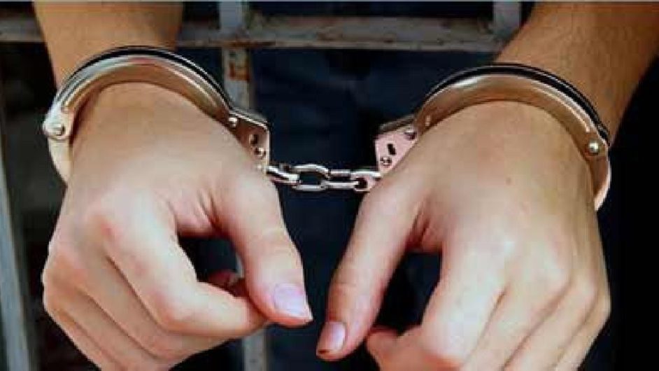 কিশোর গ্যাংয়ের ১৭ সদস্যকে অস্ত্র ও মাদকসহ গ্রেফতার