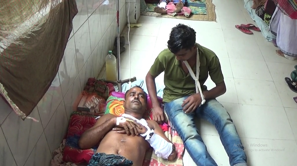 মোবাইলে কথা বলা নিয়ে দু’দল গ্রামবাসীর সংঘর্ষ