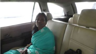 বিমানবন্দরে নামতেই সেই ভিখারিনীর সঙ্গে সেলফি তোলার হিড়িক!