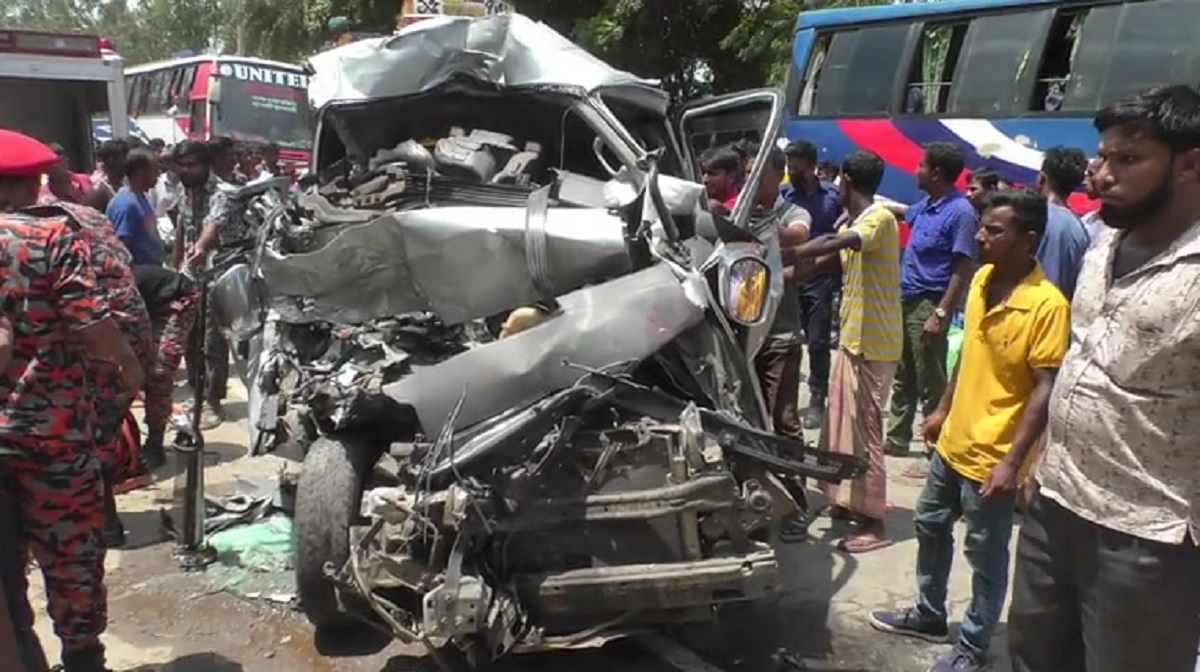 বাস-মাইক্রোবাসের মুখোমুখি সংঘর্ষে সাব-রেজিস্টারসহ নিহত ২