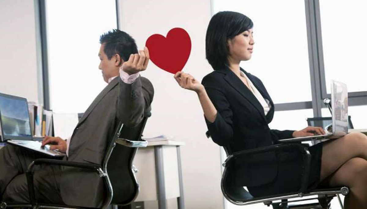 সহকর্মীর প্রেমে পড়লে যা করবেন