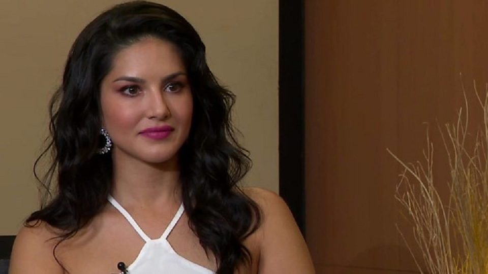 বিব্রত সানি লিওন ক্ষমা চাইলেন