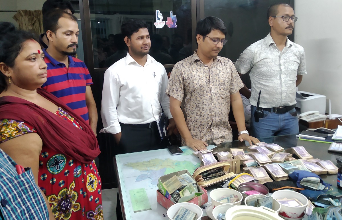 ১৮ লাখ টাকাসহ মাদক ব্যবসায়ীর স্ত্রী আটক