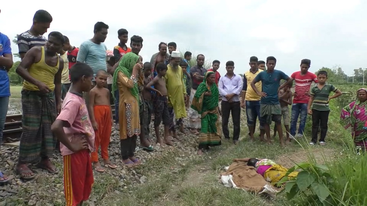 জয়পুরহাটে ট্রেনে কাটা গৃহবধূর লাশ উদ্ধার