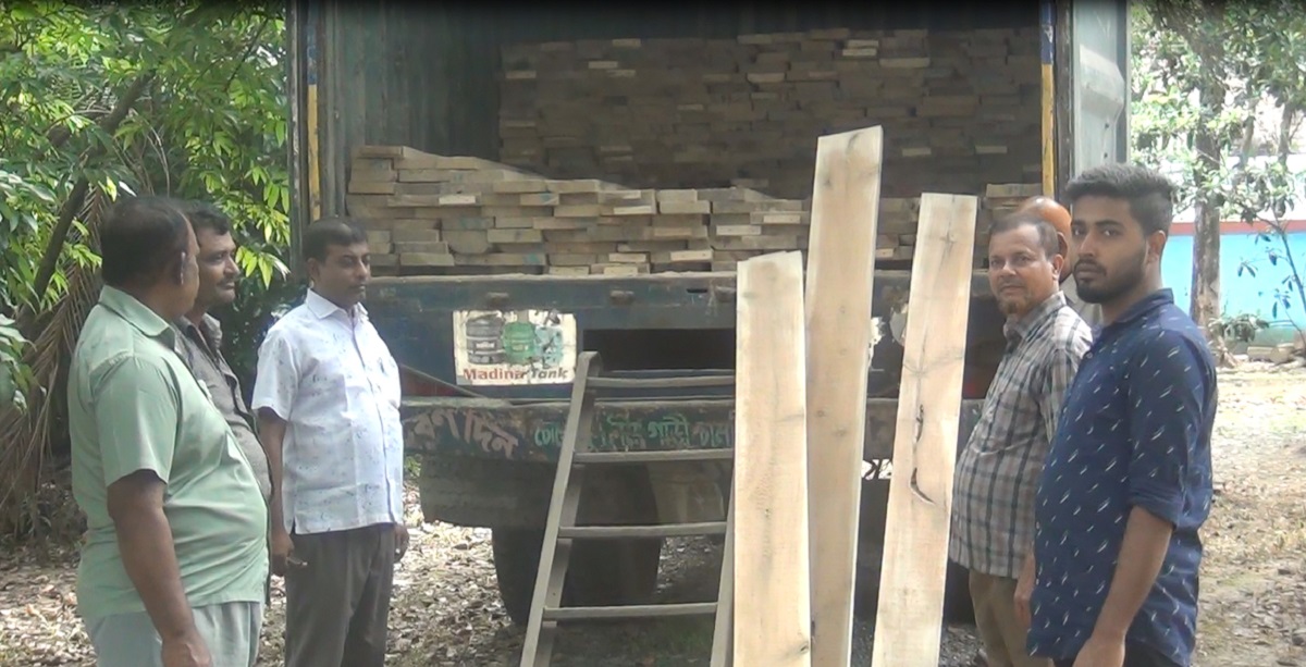 ফেনীতে অবৈধ গামার কাঠসহ কাভার্ডভ্যান আটক