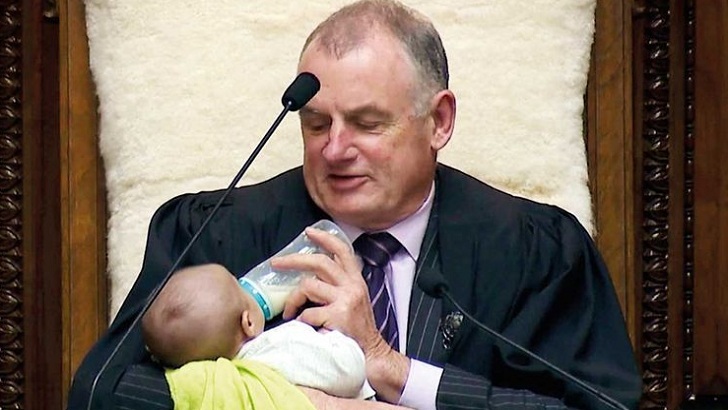 পার্লামেন্টে নবজাতককে ফিডার খাওয়াচ্ছেন স্পিকার!