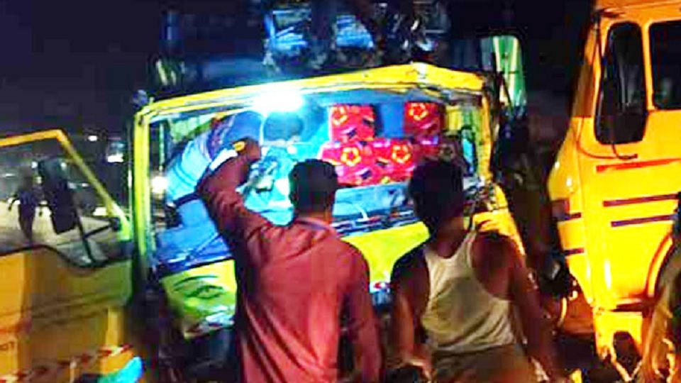 সাভারে দুই ট্রাকের মুখোমুখি সংঘর্ষ, মারা গেছে ৫০টি ছাগল
