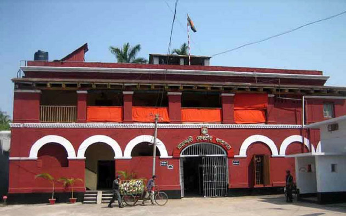 সকালে জেলখানার প্রাচীর টপকে পলায়ন, বিকেলে আবার গ্রেফতার