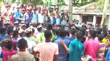 শিক্ষককে মারধরের প্রতিবাদে অভিযুক্ত প্রধান শিক্ষক ও সভাপতি ৫ ঘণ্টা অবরুদ্ধ