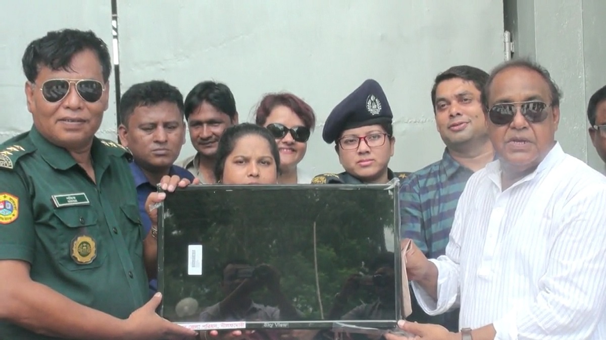 কারাগারে বন্দীদের জন্য টেলিভিশন বিতরণ