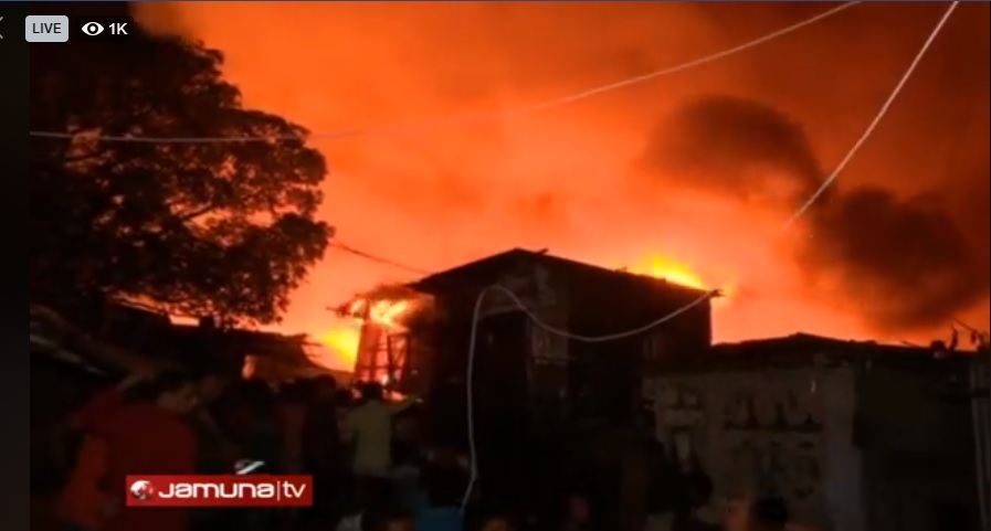 আগুন নিয়ন্ত্রণে ফায়ার সার্ভিসের ২০ ইউনিট, হতাহতের শঙ্কা