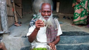 একবসায় ২ কেজি কাঁচামরিচ খান মোবারক মোল্লা!