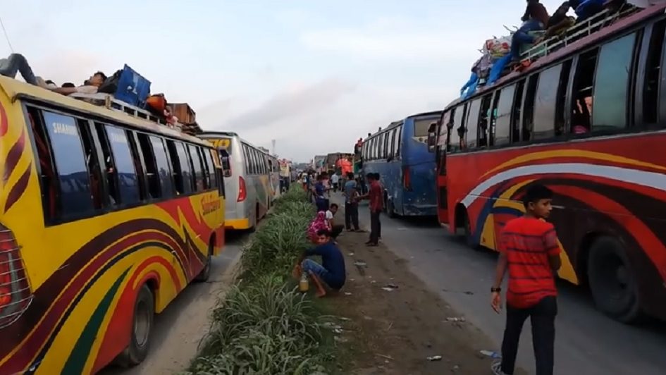 ঈদে ঘরমুখো মানুষের ভোগান্তি, সড়কেই কেটে যাচ্ছে ঘণ্টার পর ঘণ্টা