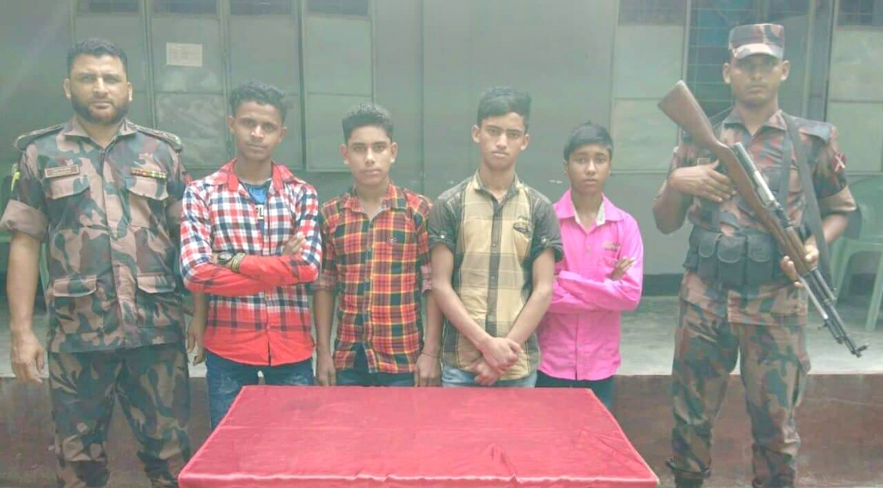 ভারত থেকে দেশে ফেরার সময় ৪ কিশোর আটক