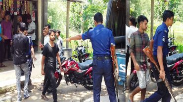পাবনায় ছদ্মবেশে বখাটে ধরলেন এএসপি