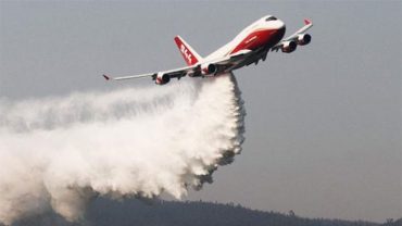 সুপার ট্যাংকার বিমান থেকে আমাজনের আগুন নেভানোর চেষ্টা