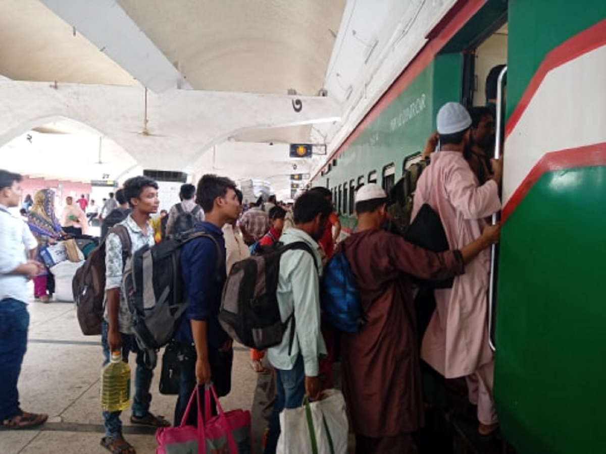 ঈদ উদযাপনে বাড়ি ফিরতে শুরু করেছে নগরবাসী