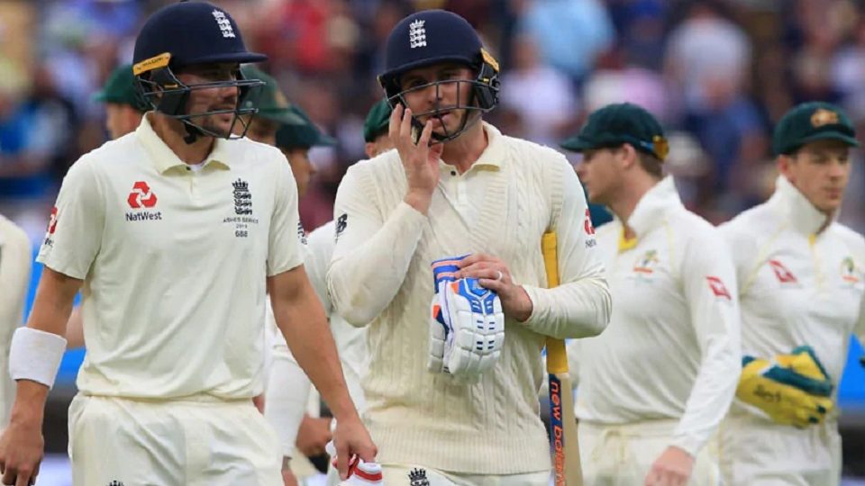 অস্ট্রেলিয়ার গতির ঝড়ে ৬৭ রানে অলআউট ইংলিশরা