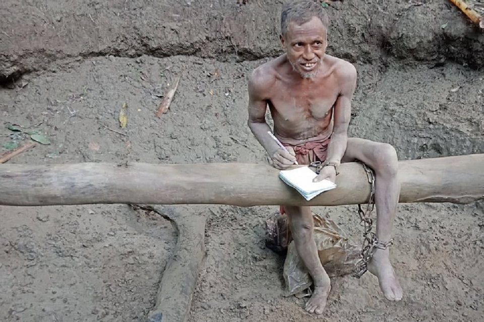 হাতে-পায়ে শিকল, ৪ বছর অন্ধকার গর্তে জীবন কাটাচ্ছে আব্দুল কাদের