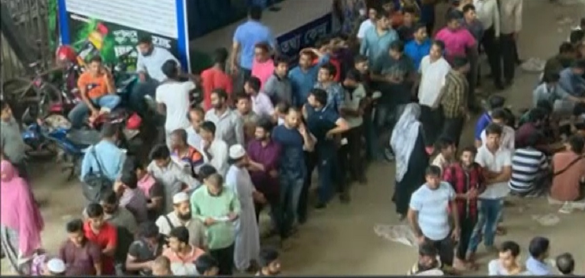 কমলাপুর রেলস্টেশনে উপচে পড়া ভিড়