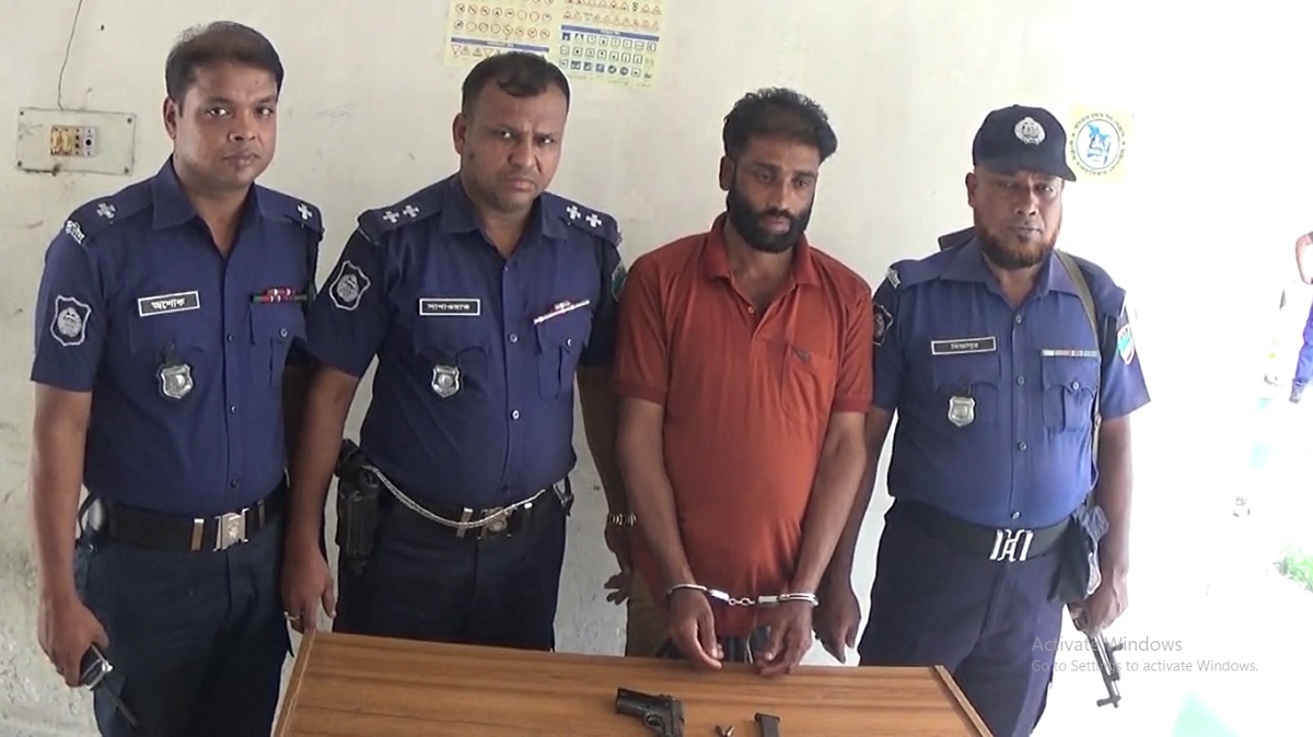 ঝিনাইদহে অস্ত্র ও গুলিসহ সন্ত্রাসী গ্রেফতার