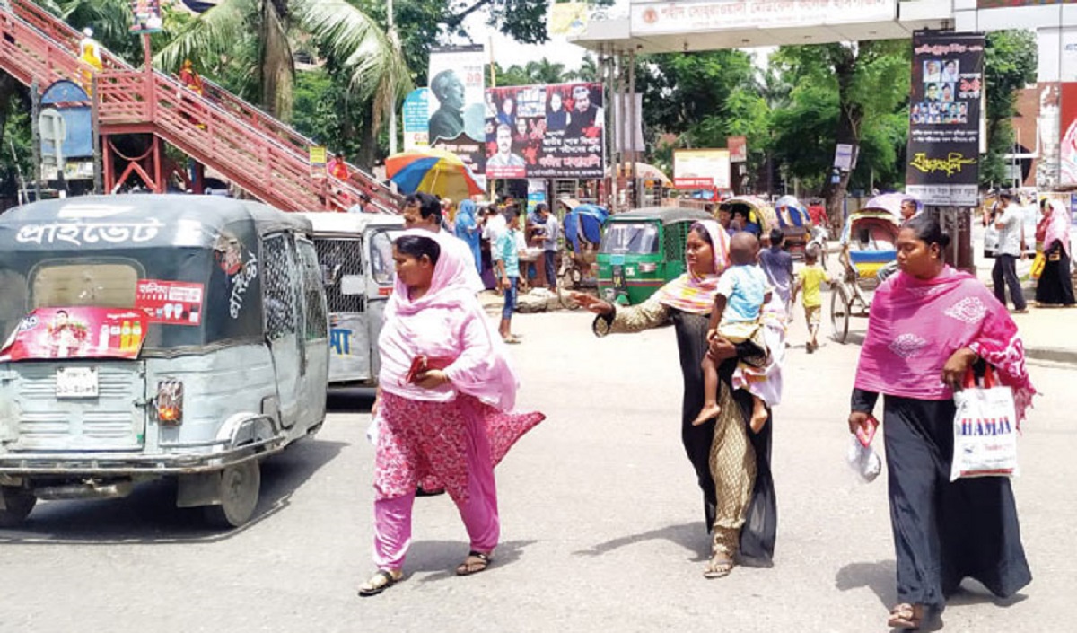 মৃত্যুঝুঁকি নিয়ে পারাপার: মোহাম্মদপুর কলেজগেটে প্রায়ই ঘটছে দুর্ঘটনা