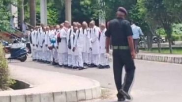 র্যাগিংয়ের নামে দেড়শো শিক্ষার্থীর মাথা কামিয়ে ঘোরানো হল ক্যাম্পাসে