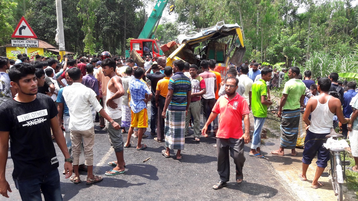 ওভারটেক করতে গিয়ে দুই বাসের সংঘর্ষ, নিহত ৩