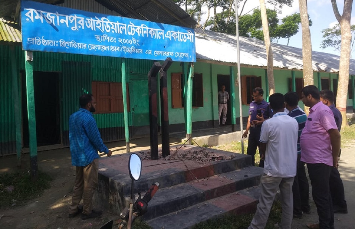 স্কুলের শহীদ মিনার ভেঙ্গে দিয়েছে দুর্বৃত্তরা