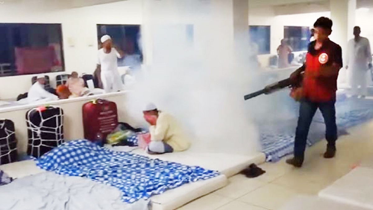 হজযাত্রীদের মুখে ওষুধ দেয়া সেই মশককর্মী বরখাস্ত