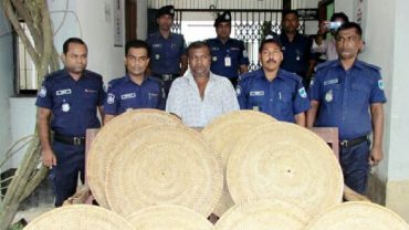 ঝিনাইদহে দেশীয় ঢাল উদ্ধার, আটক ১