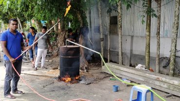 প্লাস্টিক পুড়িয়ে রোস্তমের জ্বালানী তেল!