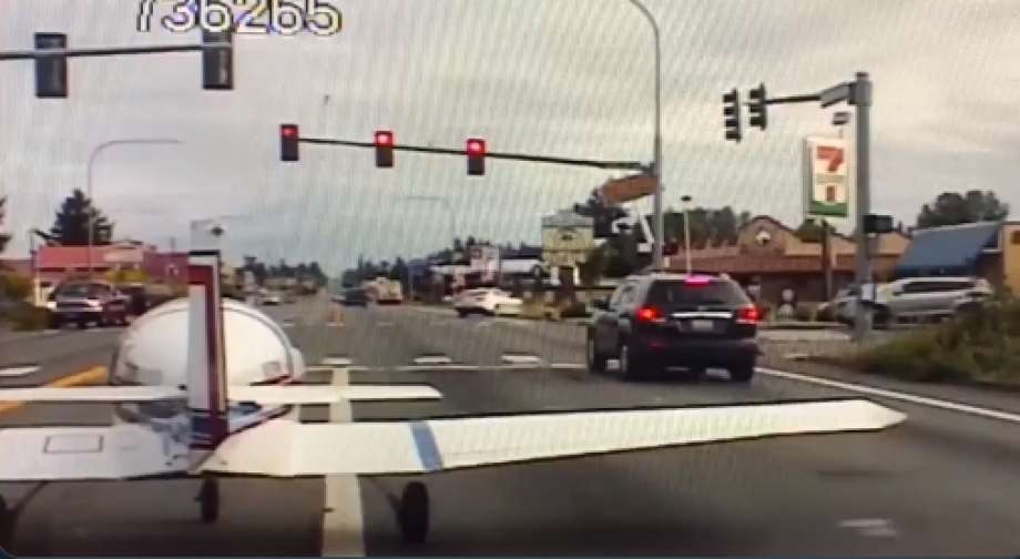 ব্যস্ত সড়কে আচমকা নেমে পড়লো বিমান!